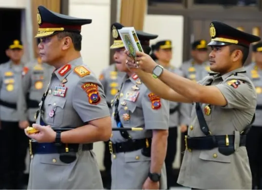 Kapolri Jenderal Pol. Listyo Sigit Prabowo memimpin serah terima jabatan (sertijab) Kapolda Sumatera Barat resmi diserahterimakan dari Irjen Pol. Suharyono kepada Irjen Pol. Gatot Tri Suryanta. (Sumber: Divisi Humas Mabes Polri)