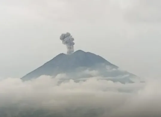 Gunung Semeru erupsi sebanyak lima kali sejak Kamis 2 Januari 2025 dini hari hingga pagi pukul 08.51 Wib yang terbesar menyemburkan abu vulkanik setinggi 1.200 meter diatas puncak. (Sumber: Dok Pos Pengamatan Gunung Api Semeru)