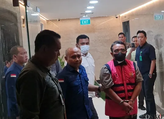 Petugas menggiring tersangka kasus korupsi di lingkungan Dinas Kebudayaan (Disbud) Jakarta yang bertindak sebagai pihak penyelenggara kegiatan (EO) fiktif, Gatot Arif Rahmadi, usai Press Conference di Kantor Kejati Jakarta. (Foto: Pandi)