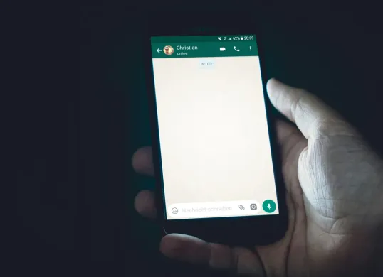 Cara mengganti gelembung chat WhatsApp. (Sumber: Unsplash/Christian Wiediger)