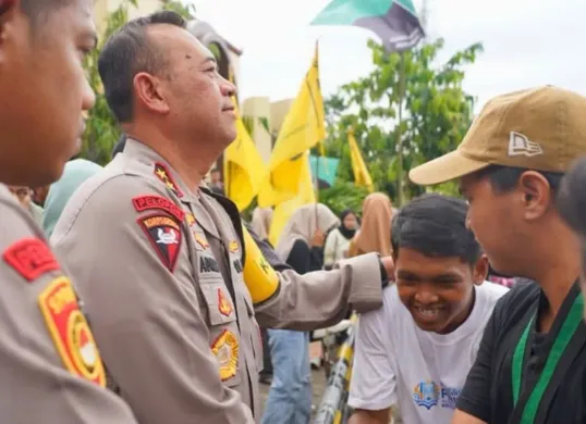 Kapolda Sulbar Irjen R Adan Ginanjar menyampaikan permohonan maaf atas pengeroyokan anggota polisi terhadap mahasiswa Kader HMI. (Sumber: Instagram/@polda_sulbar)