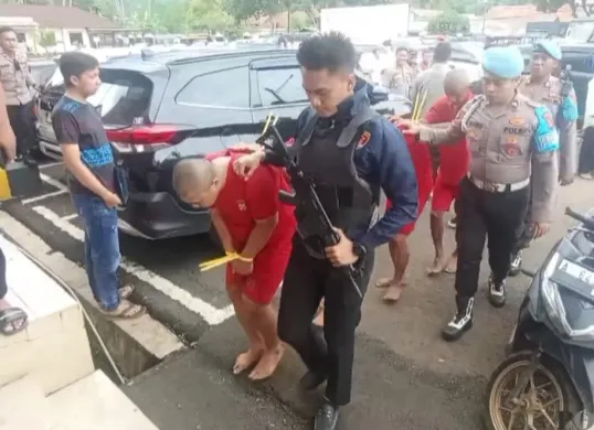 Para pelaku pencurian kerbau saat digelandang ke sel Polres Pandeglang. (Sumber: Poskota/Samsul Fatoni)