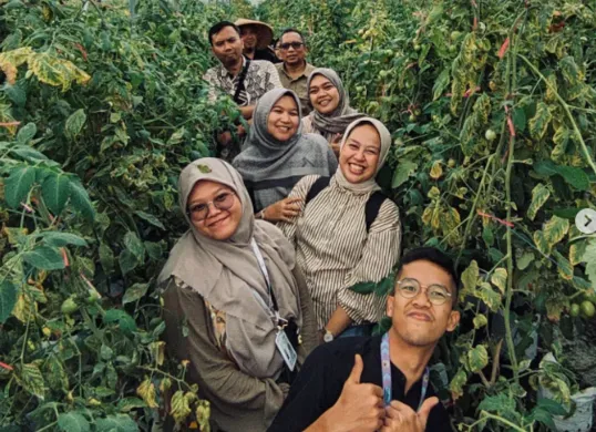 Pengunjung sedang berfoto di Kebun Jeruk Eptilu Garut (Sumber: Instagram/@eptilu.id)