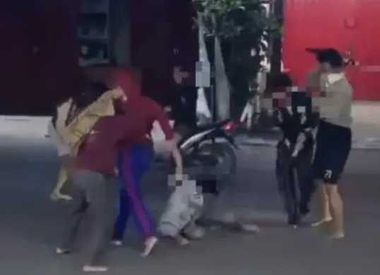 Aksi dua kelompok remaja terlibat tawuran di Jalan Raya Mangunjaya, Tambun Selatan, Kabupaten Bekasi. (Sumber: Dok : Screenshoot video warga Tambun, Bekasi)