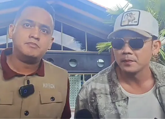 Denny Sumargo dan Garry Julian siap berangkat ke NTT untuk menyalurkan donasi Agus Salim.(Sumber: Tangkap Layar YouTube/Intens Investigasi)