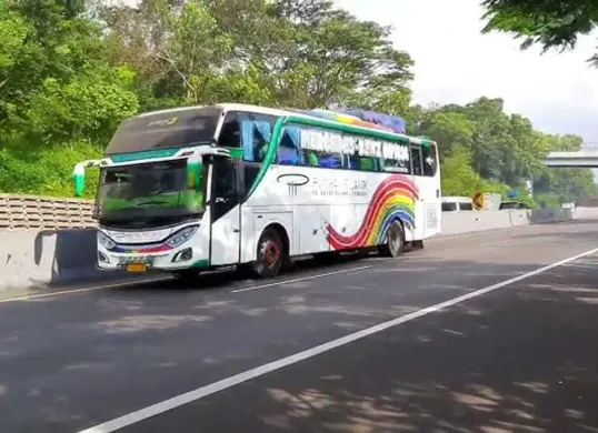 Tol Cipularang KM 97 yang terkenal angker karena sering jadi lokasi kecelakaan. (Sumber: YouTube/Bang Pay)