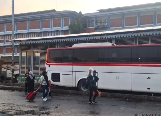 Sejumlah penumpang turun dari bus di Terminal Induk Bekasi, Minggu, 5 Januari 2025. (Sumber: (Poskota/Ihsan))