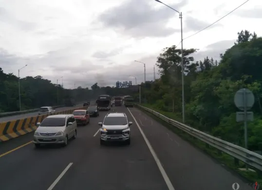 Beberapa kendaraan roda empat melintas di Tol Cipularang. (Sumber: Poskota/Muhamad Arip Apandi)