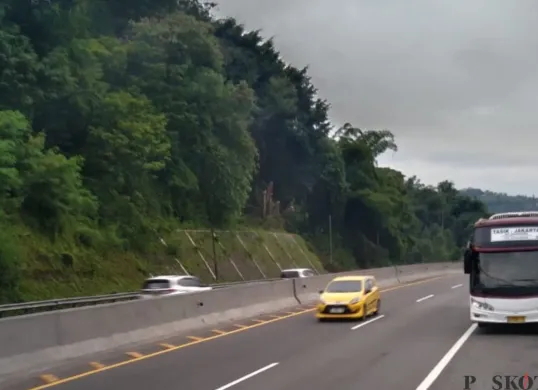 Beberapa kendaraan yang melintas di Tol Cipularang. (Sumber: Poskota/Muhamad Arip Apandi)