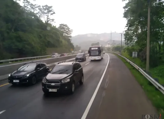 Beberapa kendaraan melintas di Tol Cipularang. (Sumber: Poskota/Muhamad Arip Apandi)