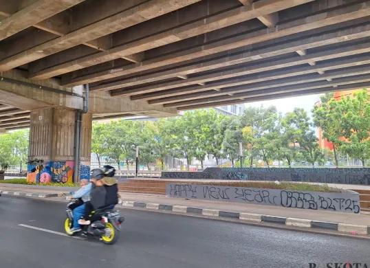 Berbagai macam coretan vandalisme di Taman Kalimalang, Kota Bekasi, Minggu, 5 Januari 2025. (Sumber: Poskota/Ihsan)