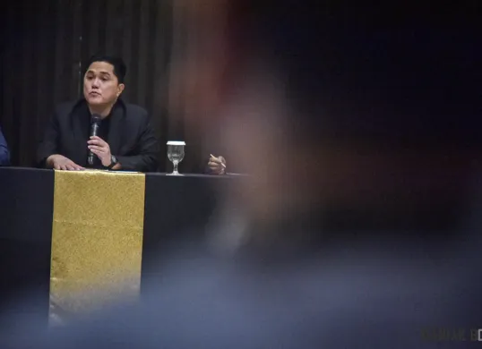 Patrick Kluivert dibela oleh Erick Thohir meski memiliki rekam jejak yang kurang baik sebagai seorang pelatih. (Poskota/Bilal Nugraha Ginanjar)