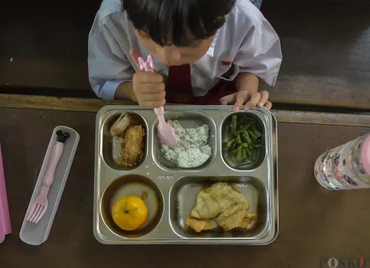 Ilustrasi siswa menyantap menu MBG. (Sumber: Poskota/ Bilal Nugraha Ginanjar)
