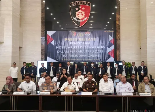 Konferensi pers penyitaan Hotel Aruss Semarang terkait dugaan tindak pidana pencucian uang mafia judi online di Mabes Polri, Jakarta Selatan, Senin, 6 Januari 2025. (Sumber: Poskota/Ali Mansur)