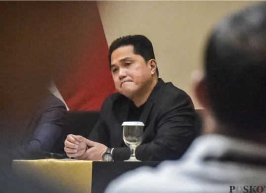 Ketua Umum PSSI, Erick Thohir saat mengumumkan pemecatan Shin Tae-yong dari jabatan pelatih Timnas Indonesia dalma jumpa pers di Menara Danareksa, Jakarta Pusat, Senin, 6 Januari 2025. (Sumber: Poskota/Bilal Nugraha Ginanjar)