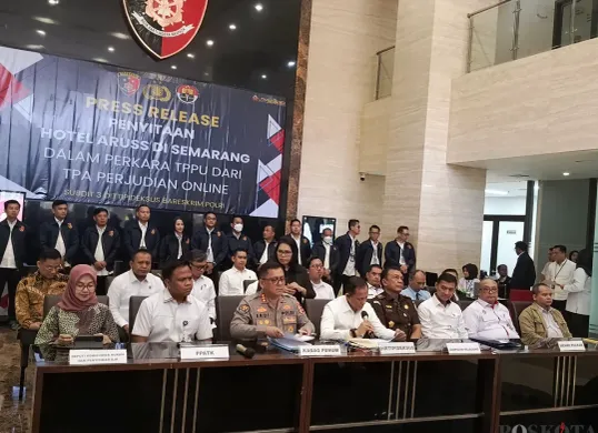 Konferensi pers penyitaan Hotel Aruss Semarang terkait dugaan tindak pidana pencucian uang mafia judi online di Mabes Polri, Jakarta Selatan, Senin, 6 Januari 2025. (Sumber: Poskota/Ali Mansur)