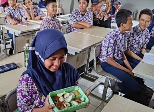 Ilustrasi, program makan bergizi gratis (MBG) secara serentak dimulai pada Senin 6 Januari 2025. Saat ini, KPK mendapatkan informasi adanya dugaan penyimpangan anggaran. (Sumber: Instagram Official Makan Bergizi Gratis)