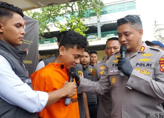 Kapolres Cimahi, AKBP Tri Suhartanto (kanan), menanyai tersangka kasus dokter palsu. (Sumber: Poskota/Gatot Poedji Utomo)