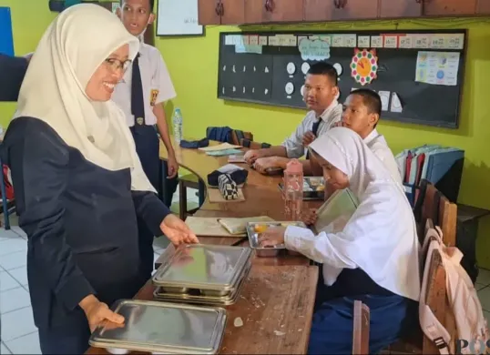 Pelaksanaan makan bergizi gratis (MBG) di SLB Negeri 5 Jakarta Barat. (Sumber: Poskota/Pandi Ramedhan)