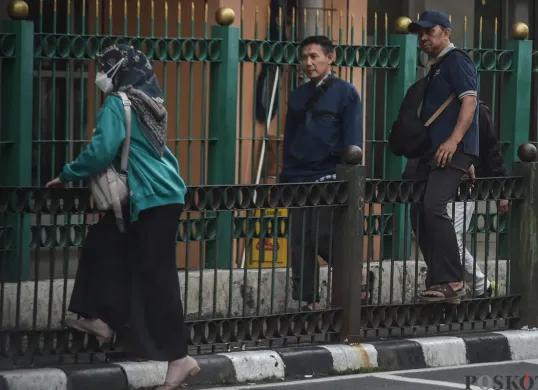 Lompati Pagar Pembatas Jalan 