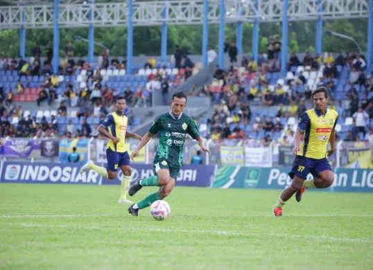 Pemain PSKC Cimahi Chenco Gyeltshen (hijau), mendapat kawalan ketat dari pemain Persikota Tangerang dalam lanjutan Liga 2 Pegadaian Indonesia di Stadion Benteng Reborn, Kota Tangerang, Minggu, 5 Januari 2025. (Sumber: Dok. PSKC Cimahi)