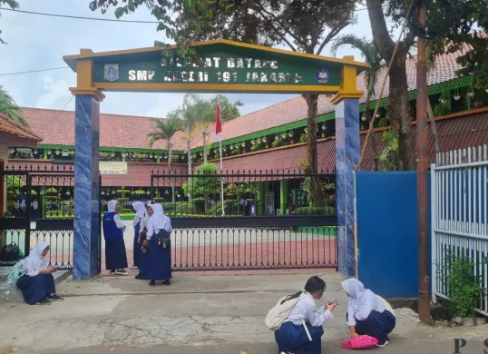Siswa SMP Negeri 191 Jakarta, Kebon Jeruk, Jakarta Barat menantikan program makan bergizi gratis. (Sumber: Poskota/Pandi Ramedhan)