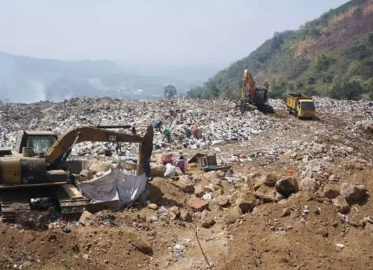 Eskavator menggali tanah di TPA Pasir Bajing untuk memuat sampah pada zona yang telah ditentukan. (Sumber: Diskominfo Kabupaten Garut)