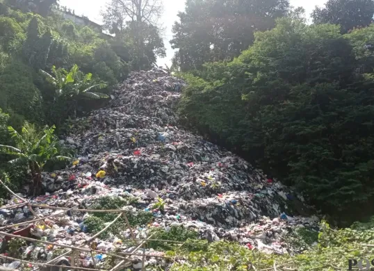 Tumpukan sampah di wilayah RW02, Desa Gudang Kahuripan, Kecamatan Lembang, Kabupaten Bandung Barat, Selasa, 7 Januari 2025. (Sumber: Poskota/Gatot Poedji Utomo)