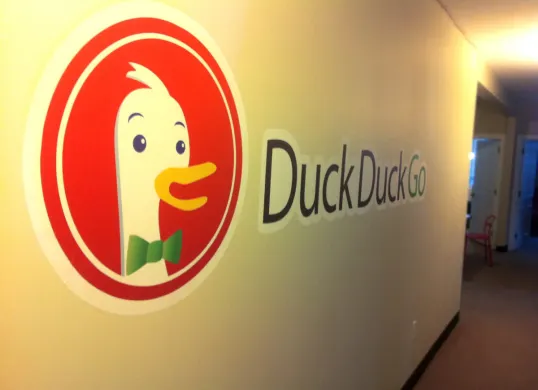 Ilustrasi cara membuka situs DuckDuckGo. (Sumber: technical.ly)