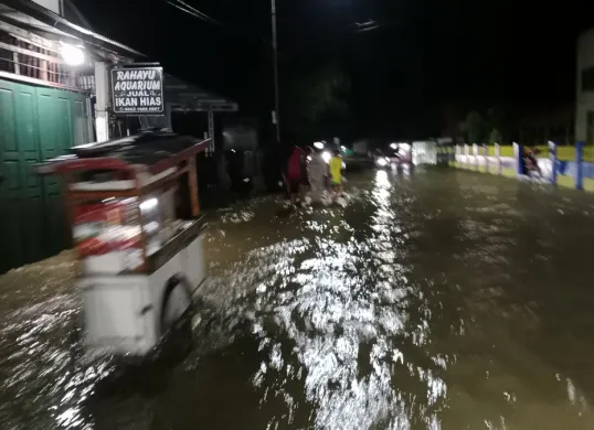 Banjir merendam sejumlah titik di wilayah selatan Kabupaten Garut. SMPN 1 Pameungpeuk menjadi salah satu titik yang terendam. (Sumber: Forum Relawan Penanggulangan Bencana Garut Selatan)