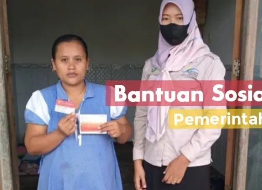 Ilustrasi ibu hamil kategori penerima bansos PKH memperlihatkan dana bantuan yang didapatnya didampingi Pendamping Sosial. (Sumber: Kemensos/edited Neni Nuraeni/)