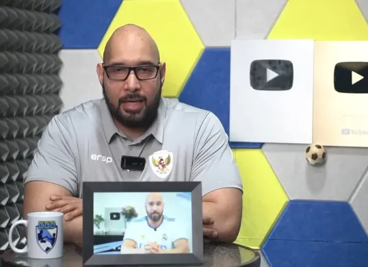 Pengamat serta pandit sepakbola, Binder Singh memberikan komentar pasca Shin Tae Yong didepak sebagai pelatih Timnas Indonesia. (Sumber: Kanal Youtube Bola Bung Binder | Foto: Kanal Youtube Bola Bung Binder)