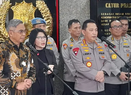 Ketua KPK Setyo Budiyanto (kiri) dan Kapolri Jenderal Listyo Sigit Prabowo (tengah) saat konferensi pers di Gedung Rupattama Mabes Polri, Jakarta Selatan, Rabu, 8 Januari 2025. (Sumber: Poskota/Ali Mansur)