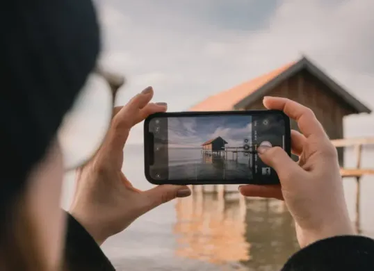 Abadikan momen traveling Anda dengan menjaga baterai HP tetap awet. (Sumber: Pexels/Bastian Riccardi)