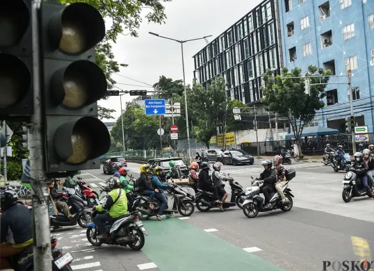 Ilustrasi lampu lalu lintas di Jakarta. (Sumber: Poskota/ Bilal Nugraha Ginanjar)