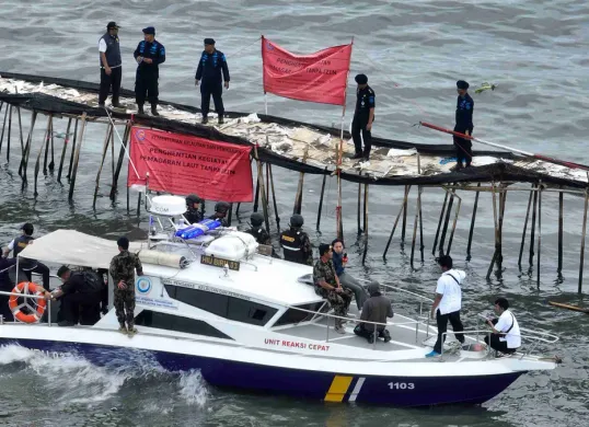 Kementerian Kelautan dan Perikanan (KKP) menghentikan kegiatan pemagaran laut tanpa izin di pesisir  laut Tangerang. (Sumber: Dok. Humas KKP)