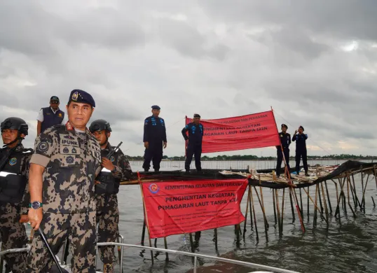 Kementerian Kelautan dan Perikanan (KKP) menghentikan kegiatan pemagaran laut tanpa izin di pesisir  laut Tangerang. (Sumber: Dok. Humas KKP)