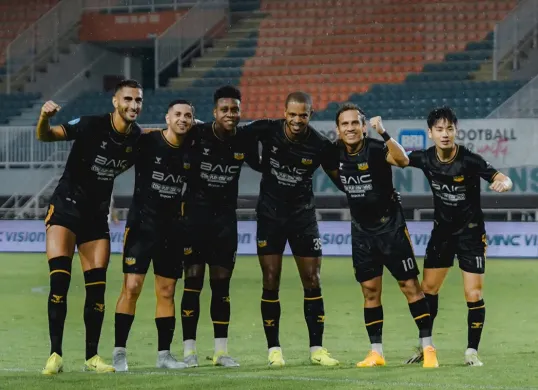 Para pemain Dewa United merayakan gol yang dicetak Alex Martins ke gawang Arema FC pada laga pekan 18 Liga 1 2024-25. (Sumber: Instagram @dewaunitedfc)