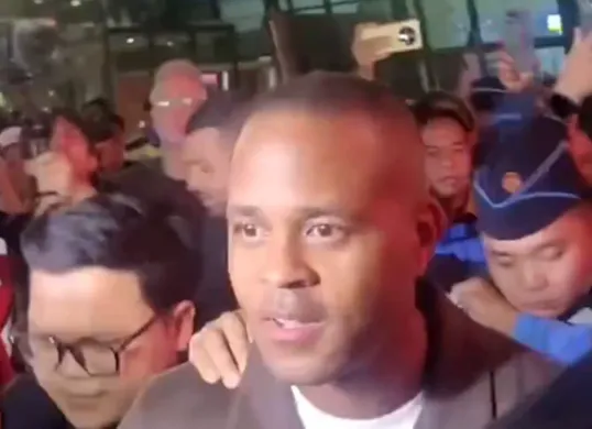 Tangkap layar postingan video kedatangan Patrick Kluivert di Indonesia yang dibagikan akun X @jebreeetmedia pada Sabtu, 11 Januari 2025 (Sumber: X @jebreeetmedia)