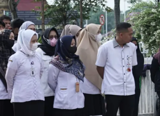 Sejumlah tenaga honorer di Jawa Barat sedang menunggu panggilan untuk mengikuti seleksi PPPK 2024. Kebijakan terbaru pemerintah memberikan peluang baru bagi mereka yang belum mendapatkan formasi. (Sumber: Pinterest)