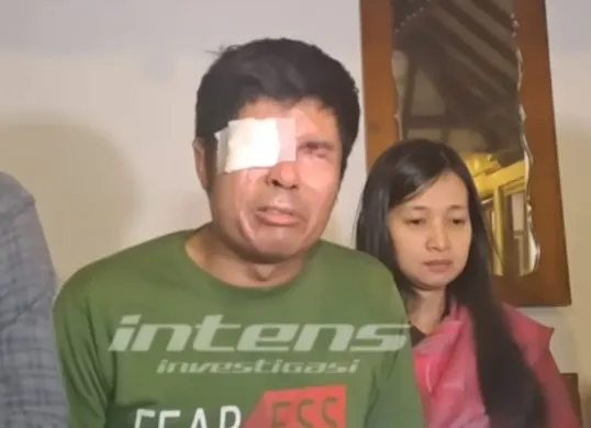 Agus Salim meluapkan emosi dan kesedihannya ketika mengetahui uang donasi telah habis untuk korban bencana di NTT. (Sumber: Tangkap Layar YouTube/Intens Investigasi)