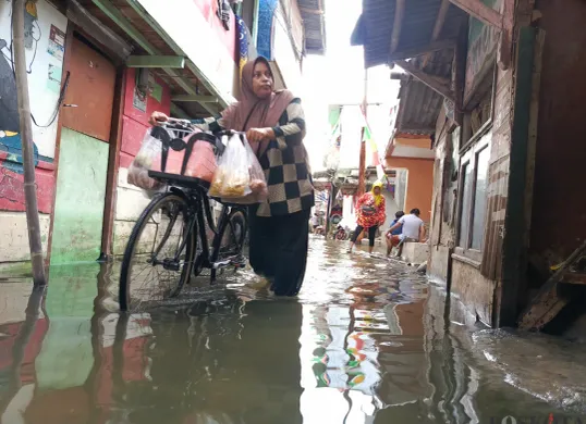 Ilustrasi banjir rob. (Sumber: Poskota/Ali Mansur)