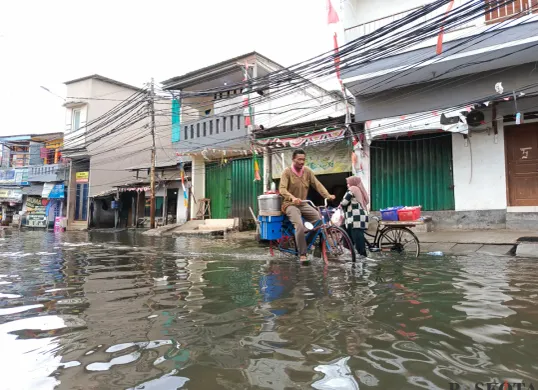 Banjir rob di kawasan Muara Angke, Pluit, Penjaringan, Jakarta Utara, Minggu, 12 Januari 2025. (Sumber: Poskota/Ali Mansur)