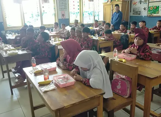 Sejumlah siswa SD saat menikmati uji coba makan bergizi gratis. (Sumber: Dok. SDN Rangkasbitung Lebak)