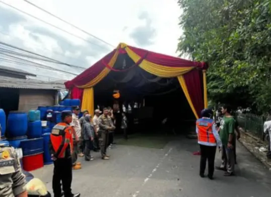 Sebuah tenda hajatan di Depok didirikan hampir menurutupi jalan raya hingga tak bisa dilalui oleh para pengendara. (Sumber: Tangkap Layar Instagram/@mood.jakarta)