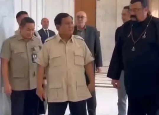 Presiden Prabowo Subianto tak sengaja bertemu dengan aktor Hollywood, Steven Seagel di Jakarta. (Sumber: Capture Video @2.prabowo)