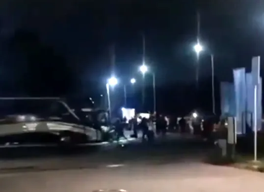 Tangkap layar bentrok suporter PSIS dengan Persita di Rest Area Bojongnangka Tol Jagorawi, Bogor.