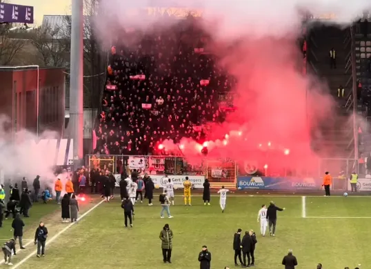 Tangkap layar fans Royal Antwerp menyalakan suar seusai laga kontra Beerschot pada lanjutan Liga Belgia.