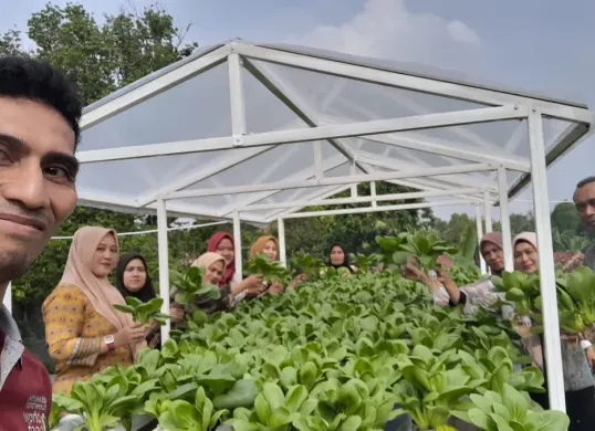 Abdul Rosid, 41 tahun, warga Pondok Gede, Kota Bekasi, bersama peserta pelatihan bercocok tanam menunjukkan sayuran hasil perkebunannya. (Sumber: Dok. Pribadi/Abdul Rosid)