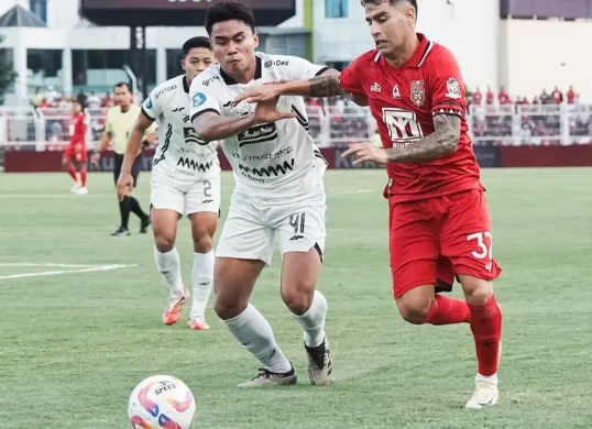 Jorge Correa tengah berduel dengan bek Persija Jakarta, Muhammad Ferarri. (Foto: Instagram/@malutunitedfc)